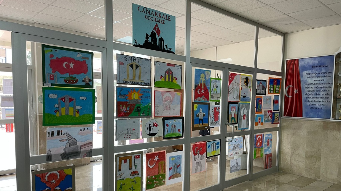 18 Mart Çanakkale Şehitleri Anma etkinliklikleri ve Hedef Projesi kapsamında okulumuzda resim sergisi açıldı